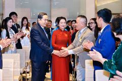 El presidente de la Asamblea Nacional de Vietnam, Tran Thanh Man, y su esposa visitan a los coterráneos residentes en Italia. (Foto: VNA)