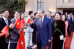 El secretario general del Partido Comunista de Vietnam y presidente de la República, To Lam, su esposa, Ngo Phuong Ly, se reúnen con los compatriotas residentes en China. (Foto: VNA)