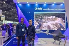 El consejero comercial vietnamita en Israel, Le Thai Hoa, en la exposición de tecnología de drones UVID DroneTech 2025. (Foto: VNA)