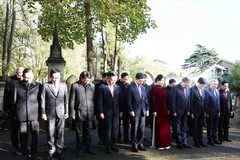 El secretario general del PCV, To Lam, y su esposa, junto con una delegación vietnamita de alto rango, rinden homenaje al dirigente del proletariado Karl Marx en su tumba (Foto: VNA)