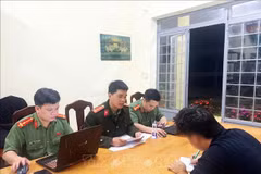 La Policía de la provincia de Lam Dong trabaja con un caso por difundir información falsa relacionada con la situación de los desastres naturales en redes sociales (Foto: VNA)
