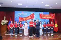 El embajador Nguyen Minh Tam entrega el primer premio al equipo de la Escuela para Estudiantes Talentosos y de Minorías Étnicas de la Universidad Nacional de Laos en el concurso. (Foto: VNA)