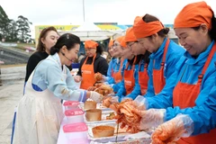 Bajo la guía de la instructora culinaria surcoreana Kim Eun Ja, lugareños y turistas preparan con entusiasmo kimchi con ingredientes de Da Lat. (Foto: VNA)
