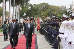 El presidente de Vietnam, Luong Cuong, y su homólogo angoleño, João Manuel Gonçalves Lourenço, en el acto de despedida (Foto: VNA)