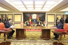 El presidente de Vietnam, Luong Cuong, y su homólogo angoleño, João Manuel Gonçalves Lourenço, presencian la firma de la Carta de Intención para la cooperación en materia de defensa entre ambos países (Foto: VNA)