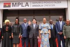 El presidente de Vietnam, Luong Cuong, y los directivos del MPLA (Foto: VNA)