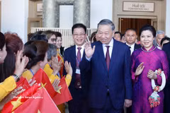 El secretario general del Partido Comunista y presidente de Vietnam, To Lam, y su esposa se reúnen con los compatriotas residentes en Tailandia. (Foto: VNA)