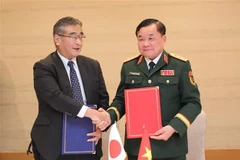 El viceministro vietnamita de Defensa Hoang Xuan Chien (derecha) y su homólogo japonés Kano Koji en el onceno diálogo sobre política de defensa entre ambos países, en la prefectura nipona de Fukuoka (Foto: VNA)