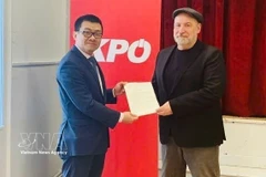 El embajador de Vietnam en Austria, Vu Le Thai Hoang, entrega la carta de agradecimiento del Comité Central del PCV al presidente del KPÖ, Günther Hopfgartner. (Foto: VNA)