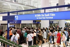 Las personas esperan para subir al tren en la estación Ben Thanh (Foto: VNA)