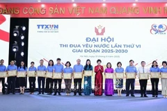 La directora general de la VNA, Vu Viet Trang, entrega certificados de mérito a personas con logros sobresalientes en el movimiento de emulación durante el período 2020-2025. (Foto: VNA)