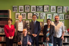 El embajador Do Hung Viet y delegados participantes en la cita (Foto: VNA)