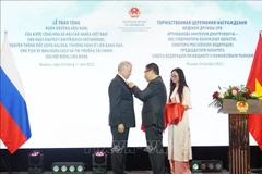 El embajador de Vietnam en Rusia, Dang Minh Khoi, entrega la Orden de la Amistad a Anatoli Dmitrievich Artamonov (izquierda), presidente del Comité de Presupuesto y Mercados Financieros del Consejo de la Federación y exgobernador de la región de Kaluga. (Foto: VNA)