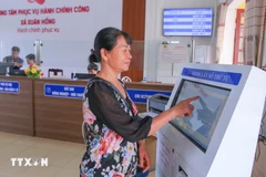 Una ciudadana realiza una solicitud en el Centro de Servicios de Administración Pública de la comuna de Xuan Hong, provincia de Ninh Binh. (Foto: VNA)