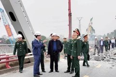 El ministro de Transporte, Tran Hong Minh, inspecciona la reconstrucción del puente Phong Chau (Foto: VNA)