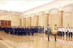 El secretario general del Partido Comunista de Vietnam, To Lam, y una delegación de alto nivel del país indochino rinden en homenaje a Kim Il Sung, expresidente de Corea del Norte, y a Kim Jong Il, exsecretario general del PTC, en el Palacio del Sol Kumsusan, en Pyongyang. (Foto: VNA)