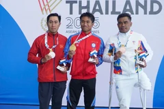 Nguyen Ngoc Thiet (izq.) gana la medalla de plata en los 400 metros estilo libre masculino S9, en los XIII Juegos Paralímpicos de la ASEAN. (Foto: VNA)