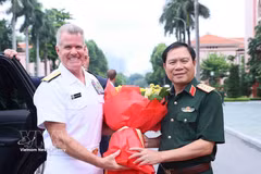El general Nguyen Tan Cuong, jefe del Estado Mayor General del Ejército Popular y viceministro de Defensa de Vietnam, recibe al almirante Samuel Paparo, comandante del Comando del Pacífico de Estados Unidos. (Foto: VNA)