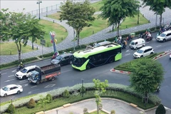 Un autobús eléctrico de la ruta D4 (Vinhomes Grand Park – Estación de autobuses de Saigón) circula por el centro de Ciudad Ho Chi Minh. (Foto: VNA)