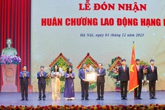 El presidente de la Asamblea Nacional de Vietnam, Tran Thanh Man, entrega la Orden del Trabajo de Primera Clase a la Editorial Política Nacional Su That. (Foto: VNA)