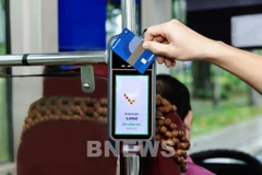 Los pasajeros podrán abonar directamente al subir al autobús con solo acercar su tarjeta ATM nacional NAPAS (Foto: VNA)