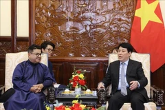 El presidente de Vietnam, Luong Cuong (derecha), conversa con el embajador de Chile, Sergio Narea Guzmán (Foto: VNA)