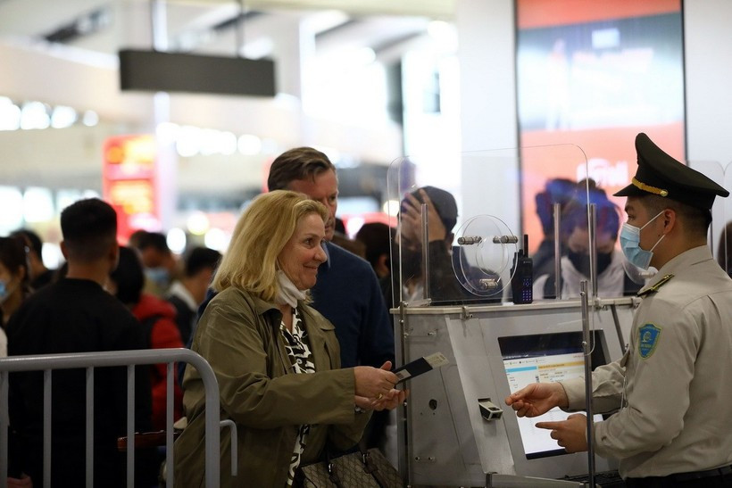 El personal de seguridad de la aviación verifica la información de los pasajeros. (Fuente: VNA)