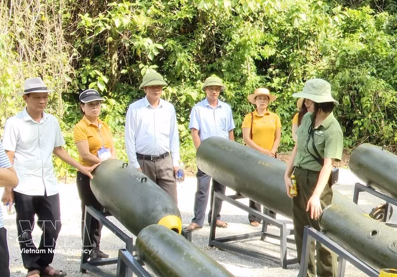 Turistas visitan el área de exhibición de diferentes tipos de carcasas de bombas en la zona ecoturística “Legendaria ruta Truong Son - Cueva de Mando”. (Fuente: VNA)
