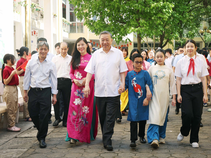 El secretario general del Partido Comunista de Vietnam, To Lam, visita a docentes y estudiantes de las escuelas secundarias Nguyen Dinh Chieu y Xa Dan. (Fuente: VNA)