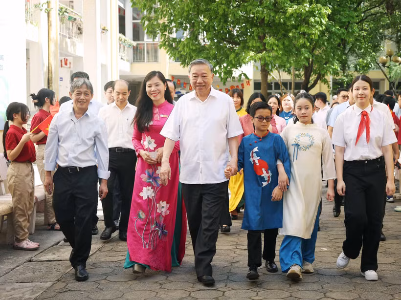 El secretario general del Partido Comunista de Vietnam, To Lam, visita a docentes y estudiantes de las escuelas secundarias Nguyen Dinh Chieu y Xa Dan. (Fuente: VNA)