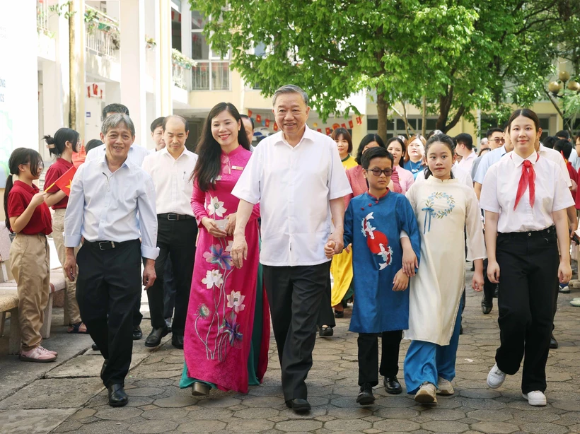El secretario general del Partido Comunista de Vietnam, To Lam, visita a docentes y estudiantes de las escuelas secundarias Nguyen Dinh Chieu y Xa Dan. (Fuente: VNA)