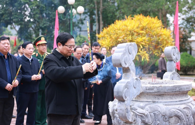 El primer ministro vietnamita, Pham Minh Chinh, coloca inciensos en el sitio conmemorativo del Presidente Ho Chi Minh en la Campaña Fronteriza de 1950. (Fuente: VNA)