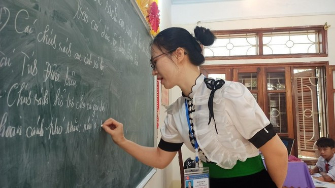 Horario de clases del profesorado de la Escuela Secundaria Pom Lot, provincia de Dien Bien. (Fuente: VietnamPlus)