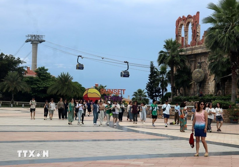 Los turistas visitan y experimentan el teleférico Hon Thom en Phu Quoc. (Fuente: VNA)