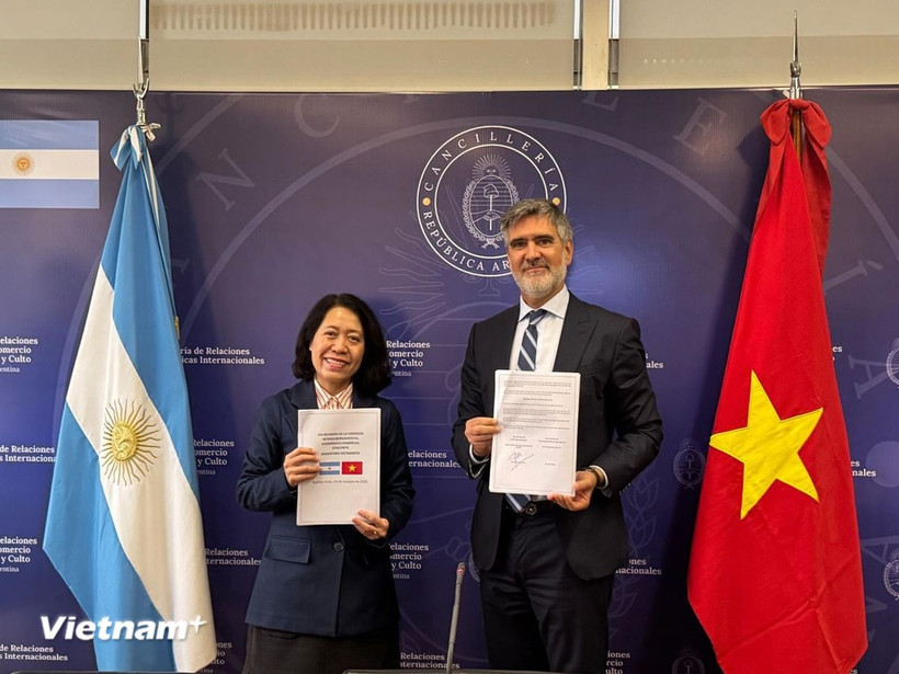 El viceministro de Relaciones Exteriores, Comercio Internacional y Culto de Argentina, Fernando Brun, y la embajadora de Vietnam en Argentina, Ngo Minh Nguyet, en el evento. (Fuente: VietnamPlus)