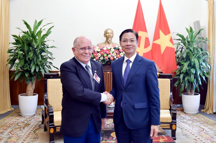 El vicecanciller vietnamita Ngo Le Van y Pedro Oliveira, miembro de la Comisión de Relaciones Internacionales del Partido Comunista de Brasil (PCdoB) y secretario general de la Asociación de Amistad Brasil–Vietnam. (Fuente: VNA)