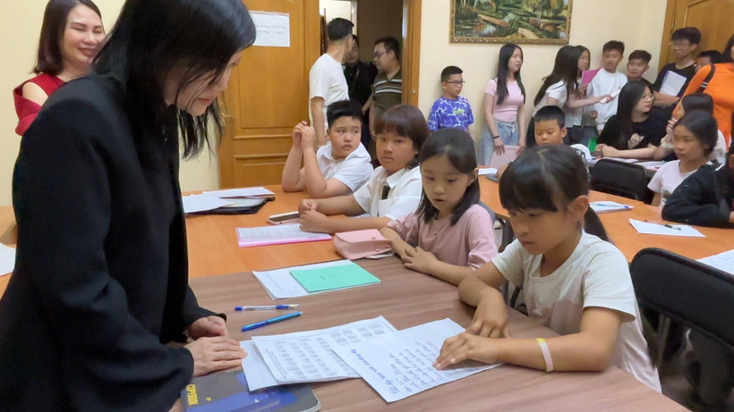 Nguyen Mai Huong, cónsul general de Vietnam en la ciudad de Ekaterimburgo, visita una clase de idioma vietnamita en Ufá. (Fuente: VNA)