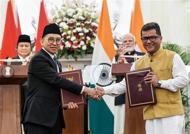 El presidente de Indonesia, Prabowo Subianto, y el primer ministro de la India, Narendra Modi, en el evento de firma. (Fuente: VNA)