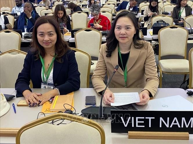 La embajadora Nguyen Thi Van Anh, representante permanente de Vietnam ante la UNESCO (derecha). (Fuente: VNA)