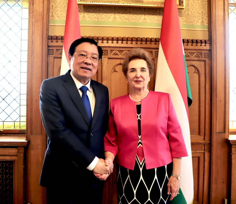 Phan Dinh Trac, miembro del Buró Político, secretario del Comité Central del PCV y jefe de su Comisión de Asuntos Internos, y Marta Mátrai, primera vicepresidenta de la Asamblea Nacional húngara. (Fuente: VNA)