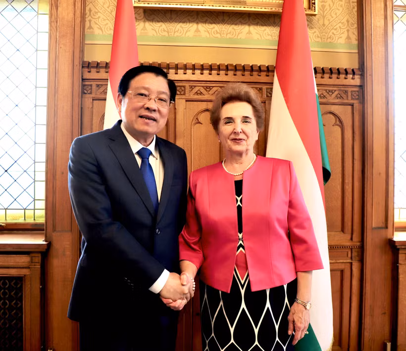 Phan Dinh Trac, miembro del Buró Político, secretario del Comité Central del PCV y jefe de su Comisión de Asuntos Internos, y Marta Mátrai, primera vicepresidenta de la Asamblea Nacional húngara. (Fuente: VNA)
