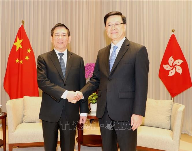 El viceprimer ministro vietnamita Ho Duc Phoc (izquierda) y el jefe de la Región Administrativa Especial de Hong Kong (China), Li Jiachao. (Fuente: VNA)