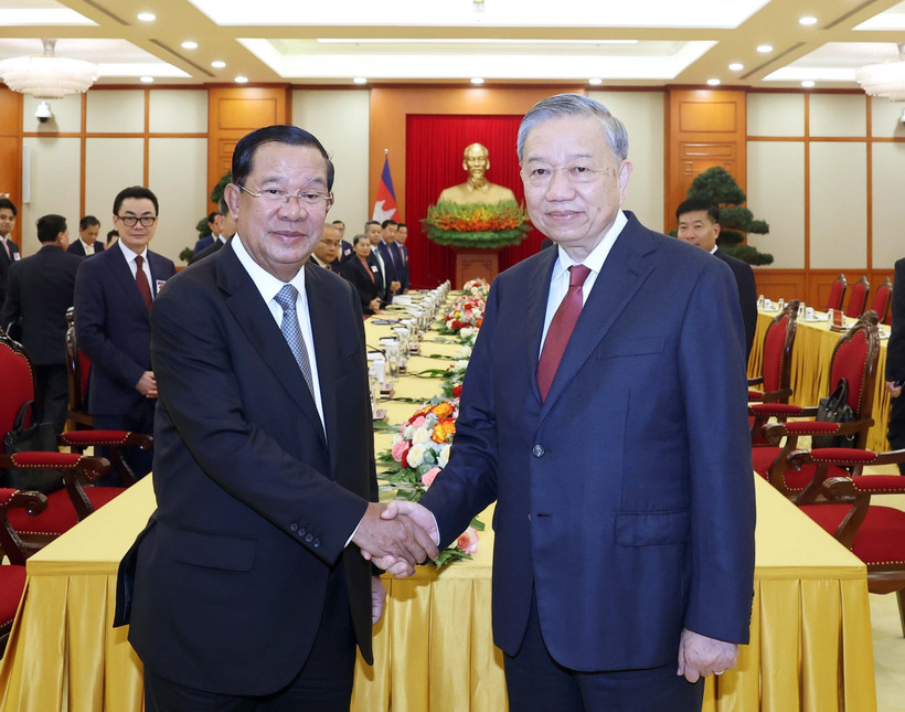 El secretario general del Partido Comunista de Vietnam, To Lam, mantiene un encuentro con el presidente del Partido Popular de Camboya, Hun Sen. (Fuente: VNA)