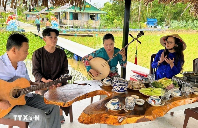 Presentan el Don ca tai tu en el sitio de ecoturismo agrícola Canh Dong Cau Ba. (Fuente: VNA)