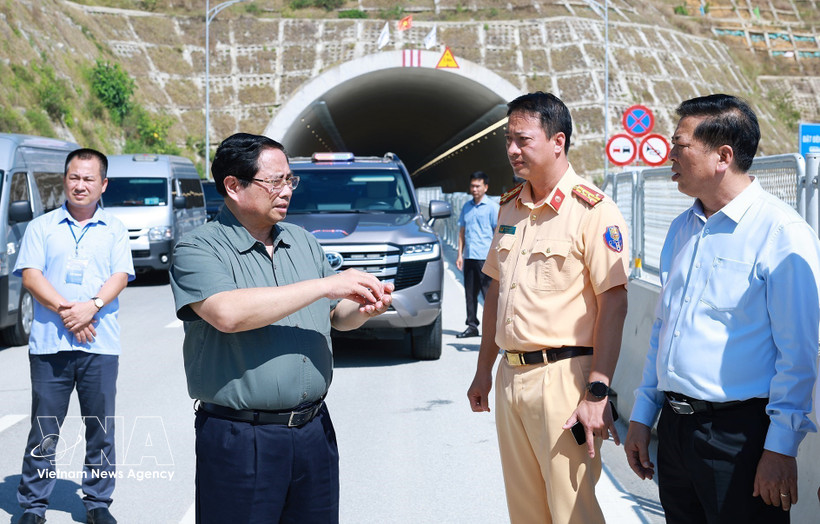 El primer ministro Pham Minh Chinh inspecciona el proyecto de la autopista en el tramo Quang Ngai – Hoai Nhon. (Fuente: VNA)