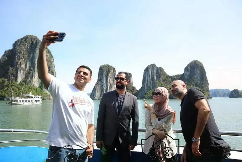 Turistas Halal en la Bahía de Ha Long, en la provincia de Quang Ninh. (Fuente local)