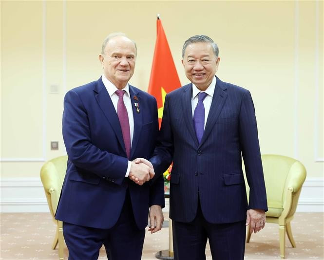 El secretario general del Partido Comunista de Vietnam, To Lam, y el presidente del Partido Comunista de la Federación Rusa, Gennady Zyuganov. (Fuente: VNA)