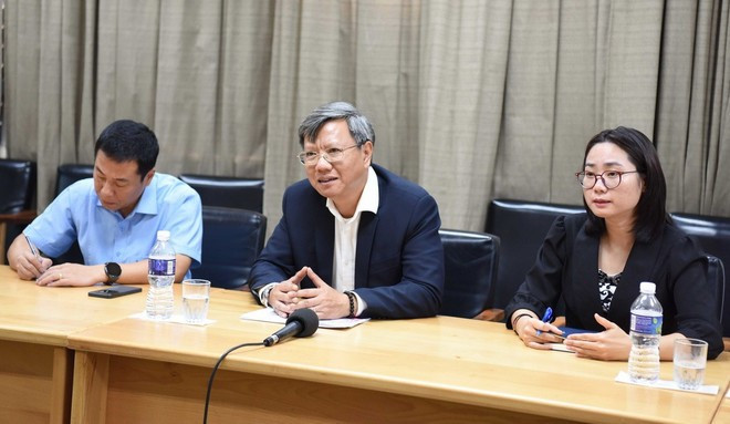 El embajador de Vietnam en Cuba, Le Quang Long, (centro) habla en el evento. (Fuente: VNA)