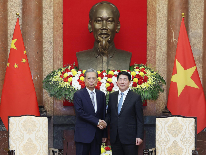 El presidente de Vietnam, Luong Cuong, recibe a Zhao Leji, miembro del Comité Permanente del Buró Político y presidente de la Asamblea Popular Nacional de China. (Fuente: VNA)
