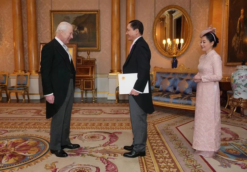 El embajador de Vietnam en el Reino Unido, Do Minh Hung, presenta sus cartas credenciales al rey Carlos III. (Foto: Casa Real del Reino Unido)
